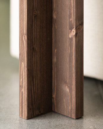 Mesa auxiliar de madera maciza en tono nogal de 25x25cm