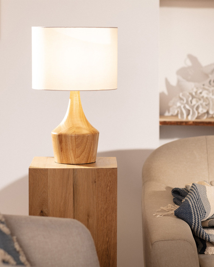 Lámpara de mesa elaborada con base de madera y pantalla textil color blanco