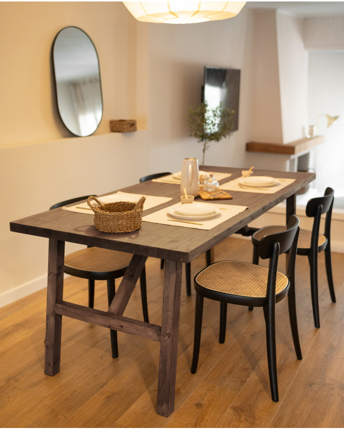 Mesa de comedor de madera maciza en tono nogal de varias medidas