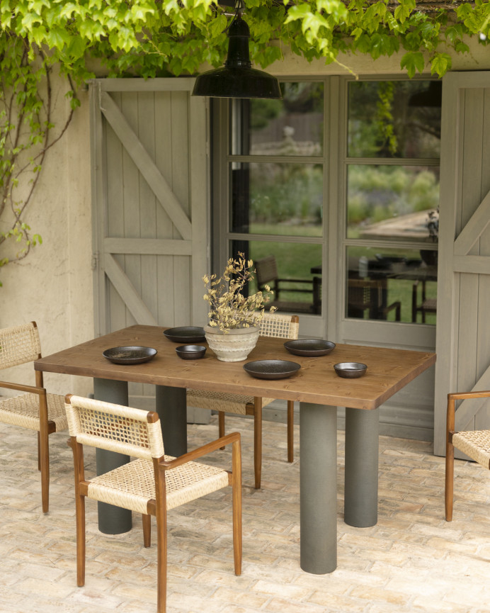 Mesa de comedor de madera maciza en tono roble oscuro y patas de microcemento en tono verde de varias medidas