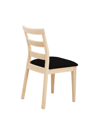 Silla tapizada de color negro con patas de madera en tono natural de 89cm