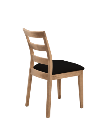 Silla tapizada de color negro con patas de madera en tono roble oscuro de 89cm