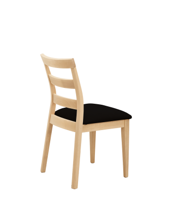 Silla tapizada de color negro con patas de madera en tono roble medio de 89cm