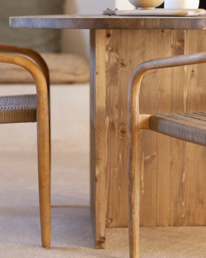 Mesa de comedor de madera maciza en tono roble oscuro de 100cm