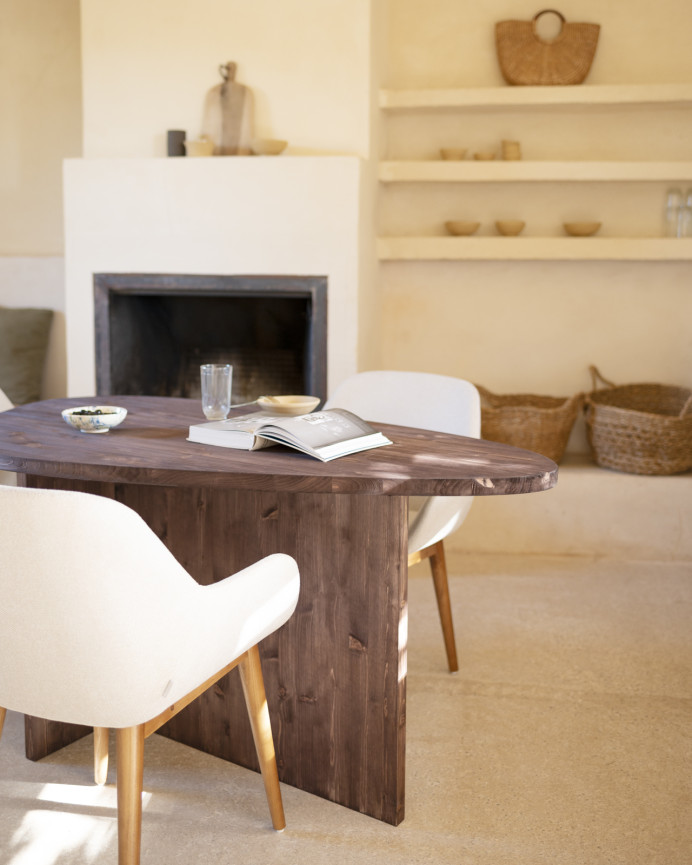 Mesa de comedor de madera maciza en tono nogal de 140cm