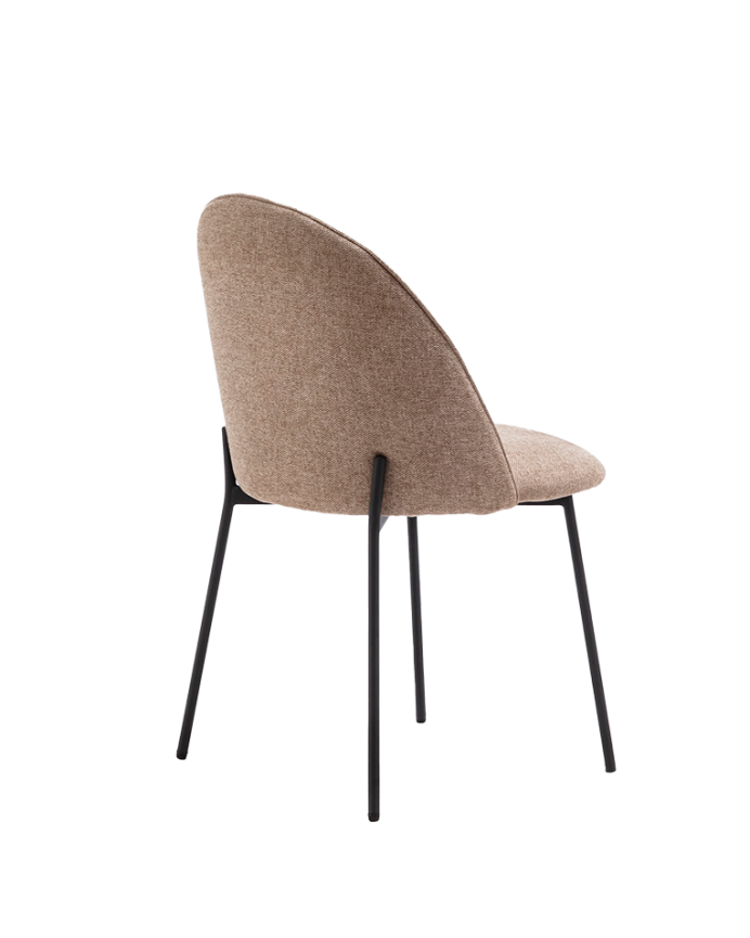 Silla de tela color beige con patas de metal negro de 84cm