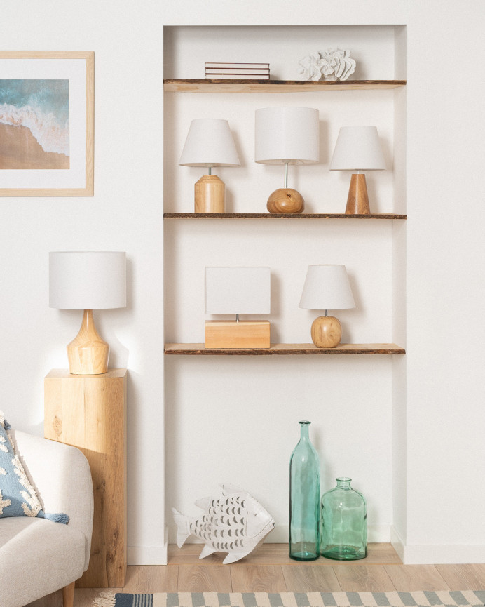 Lámpara de mesa elaborada con base de madera y pantalla textil color blanco