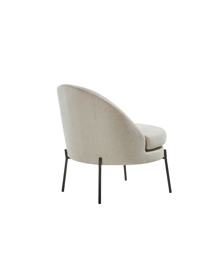 Butaca de metal con asiento de espuma y fibra en color beige de 78x71cm