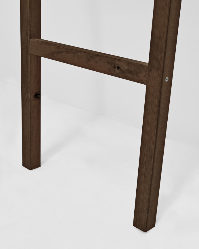 Escalera de madera maciza en tono nogal de 118x41cm