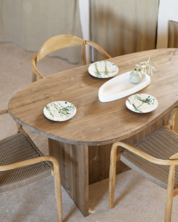 Mesa de comedor de madera maciza en tono roble oscuro de 140cm