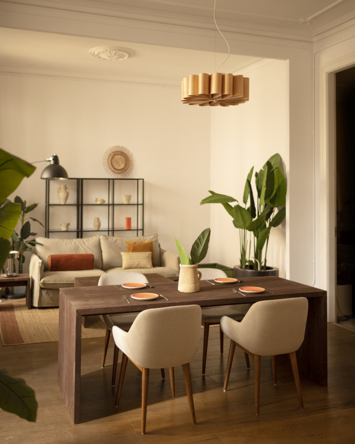 Mesa de comedor de madera maciza en tono nogal de varias medidas