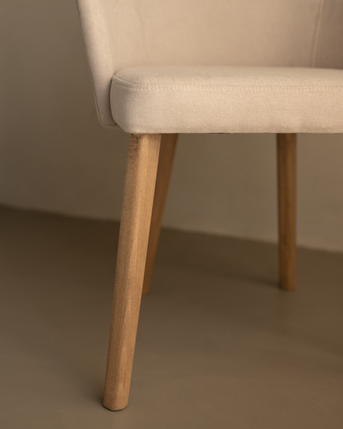 Silla tapizada de color piedra con patas de madera en tono roble medio de 95cm