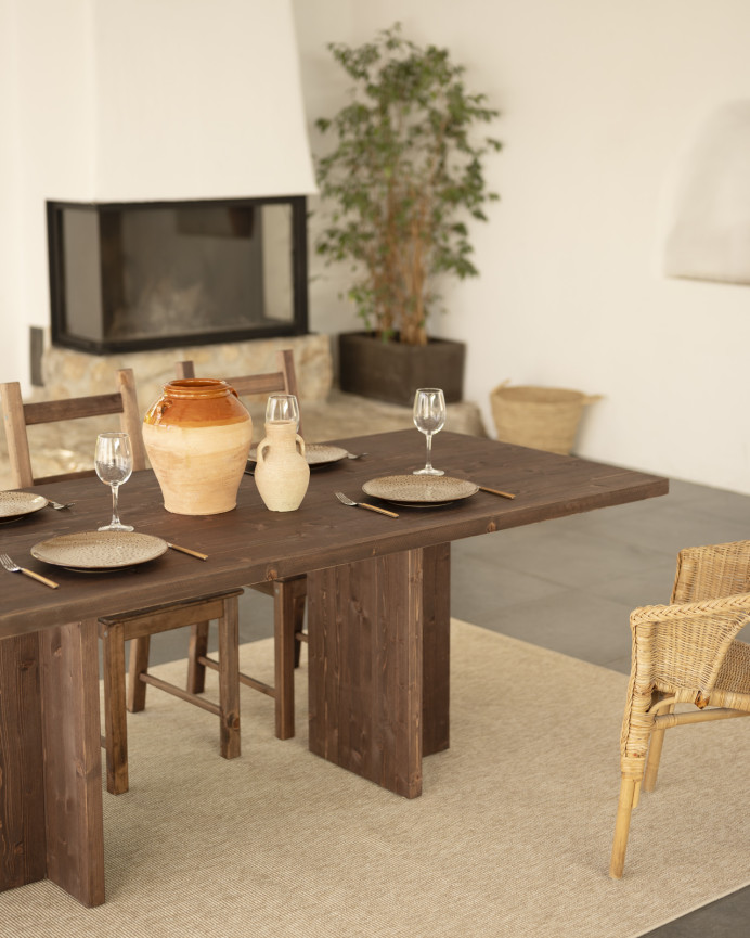 Mesa de comedor de madera maciza en tono nogal de varias medidas