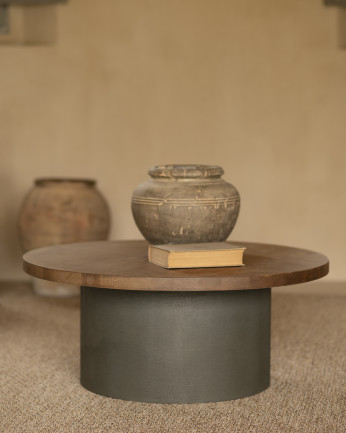 Mesa de centro redonda de madera maciza tono roble oscuro y pata de microcemento tono verde de 80x30cm