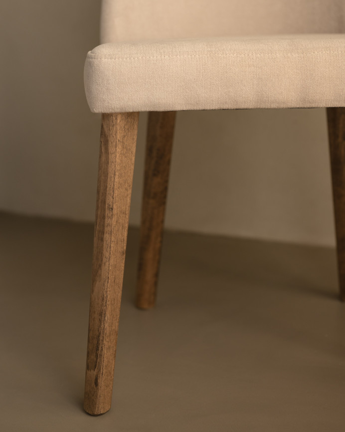 Silla tapizada de color piedra con patas de madera en tono roble oscuro de 87cm