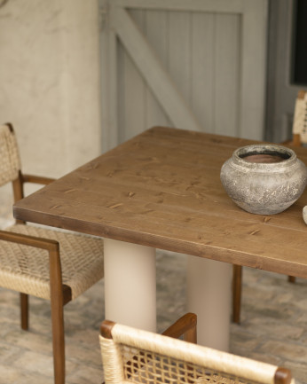 Mesa de comedor de madera maciza en tono roble oscuro y patas de microcemento en tono tierra de varias medidas