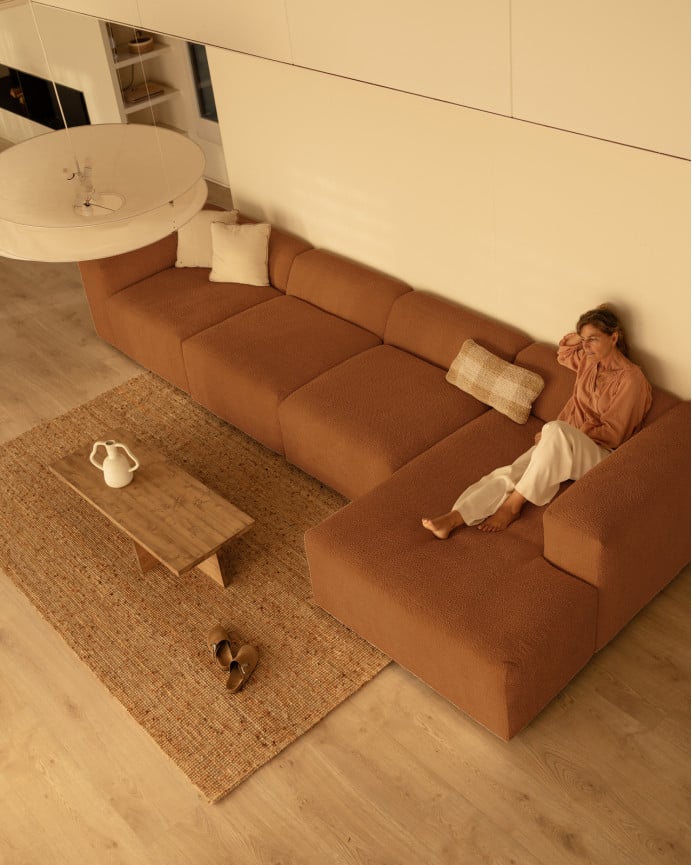 Sofá de 4 módulos con chaise longue de bouclé color cobre 420x172cm