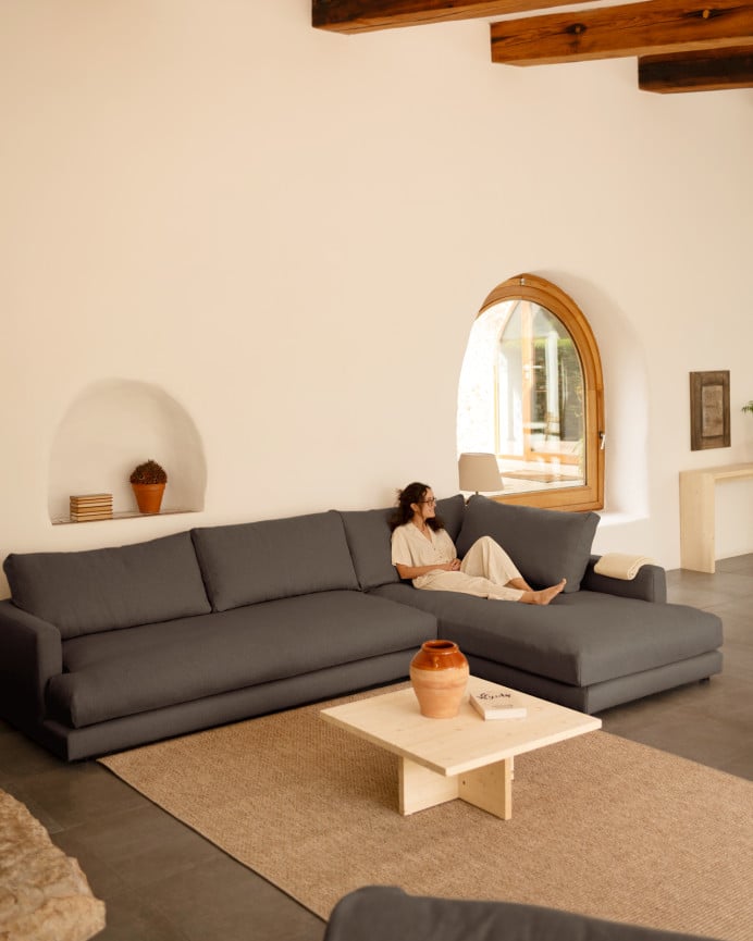 Sofá con chaise longue tono gris oscuro de diferentes medida