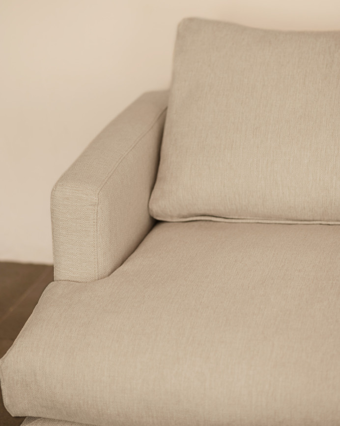 Sofá con chaise longue tono gris claro de diferentes medidas