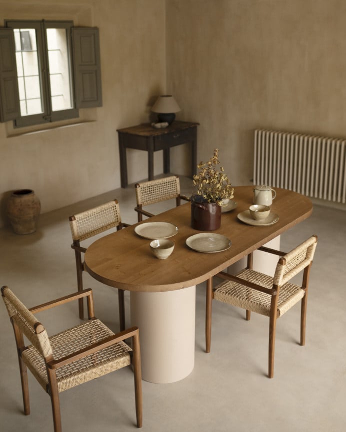 Mesa de comedor ovalada de madera maciza tono roble oscuro y patas de microcemento en tono tierra de varias medidas