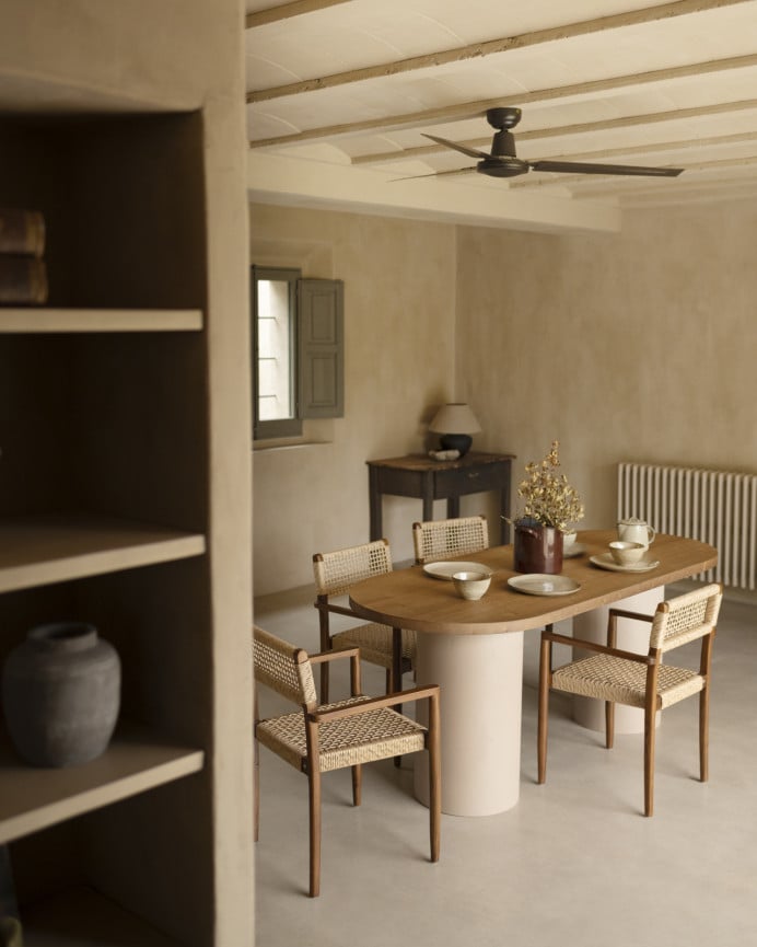 Mesa de comedor ovalada de madera maciza tono roble oscuro y patas de microcemento en tono tierra de varias medidas