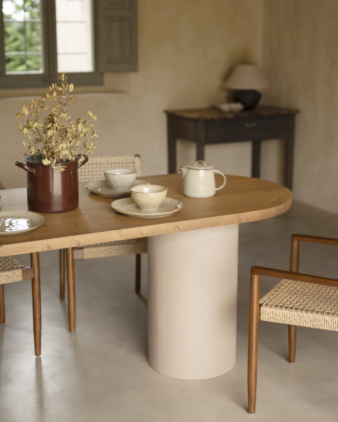 Mesa de comedor ovalada de madera maciza tono roble oscuro y patas de microcemento en tono tierra de varias medidas