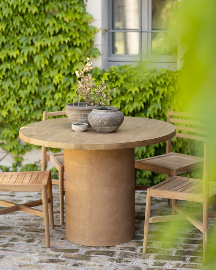 Mesa de comedor redonda de madera maciza tono roble medio y patas de microcemento en tono terracota de varias medidas