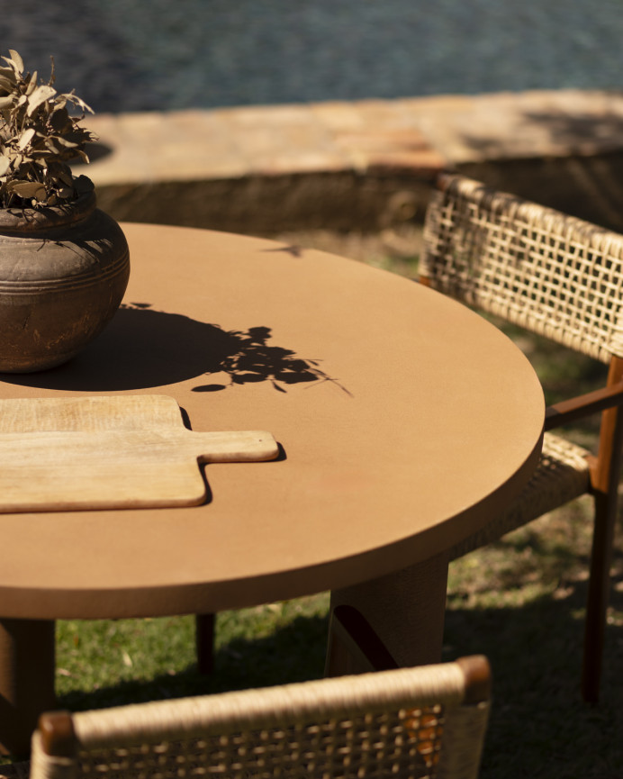 Mesa de comedor redonda de microcemento en tono terracota de varias medidas