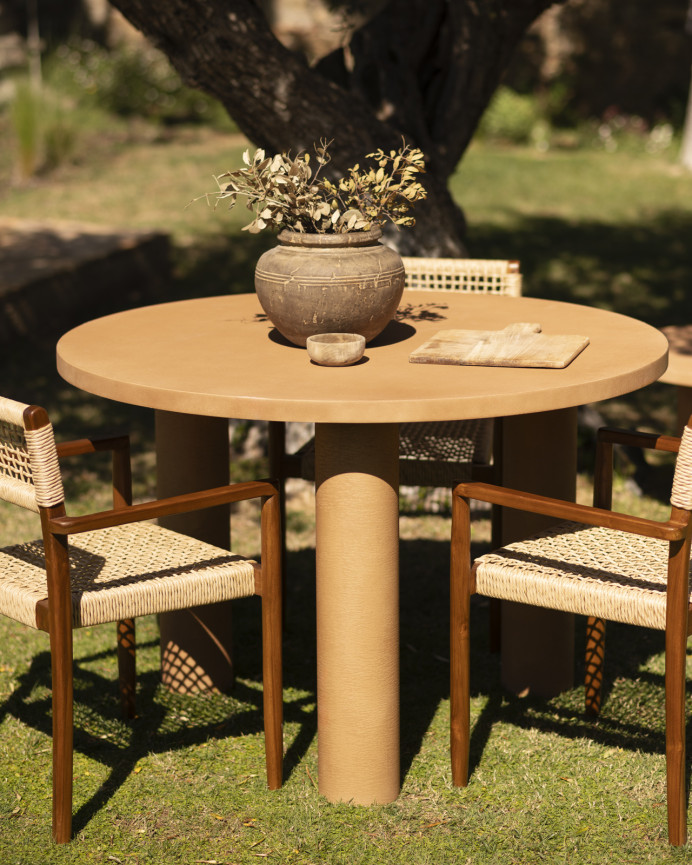 Mesa de comedor redonda de microcemento en tono terracota de varias medidas