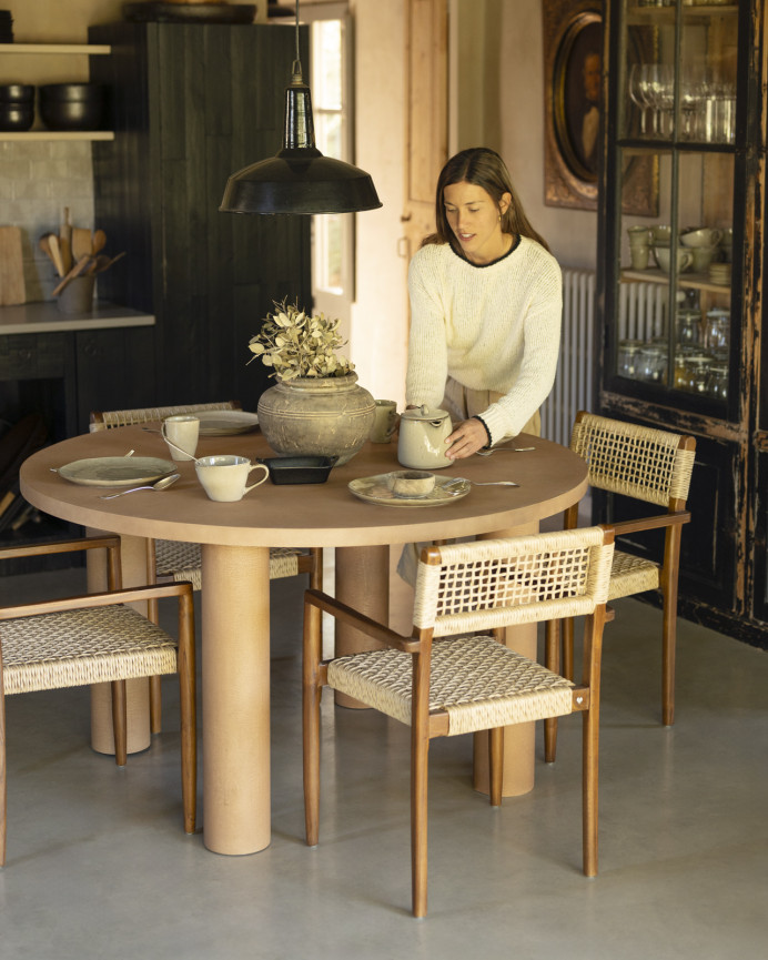 Mesa de comedor redonda de microcemento en tono terracota de varias medidas