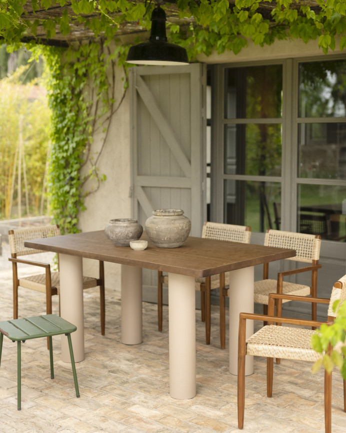 Mesa de comedor de madera maciza en tono roble oscuro y patas de microcemento en tono tierra de varias medidas