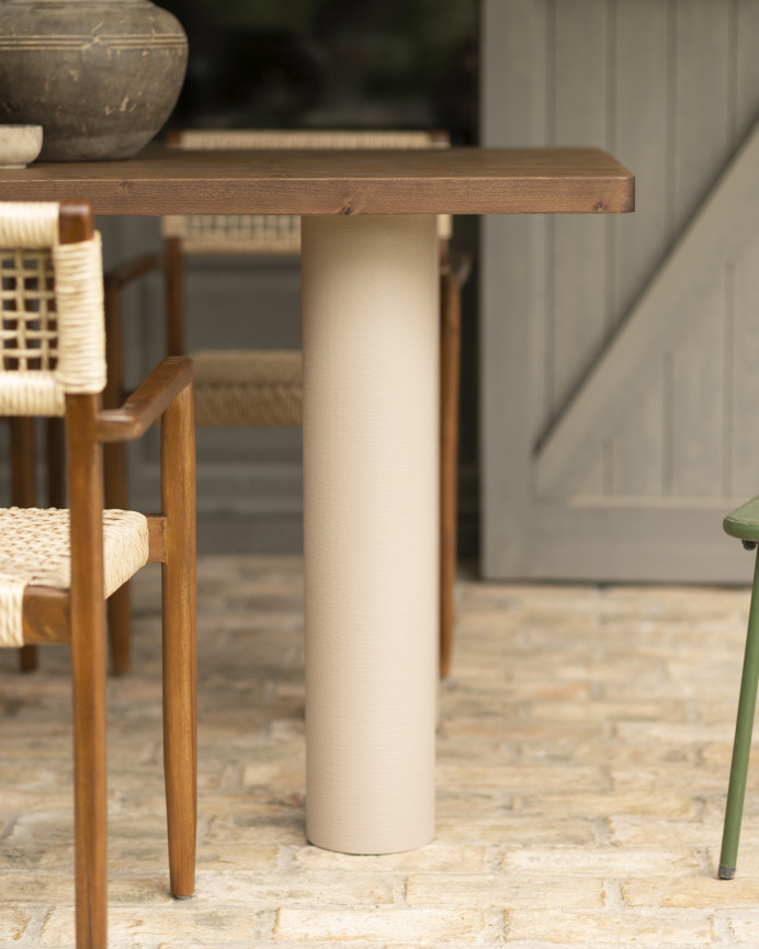 Mesa de comedor de madera maciza en tono roble oscuro y patas de microcemento en tono tierra de varias medidas