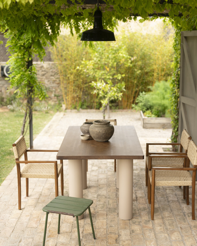 Mesa de comedor de madera maciza en tono roble oscuro y patas de microcemento en tono tierra de varias medidas