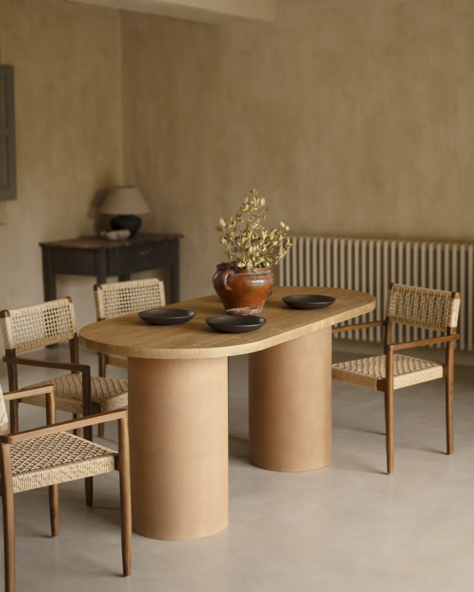 Mesa de comedor ovalada de madera maciza tono roble medio y patas de microcemento en tono terracota de varias medidas