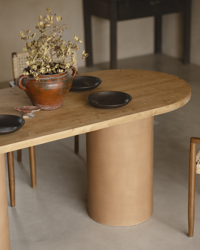 Mesa de comedor ovalada de madera maciza tono roble medio y patas de microcemento en tono terracota de varias medidas