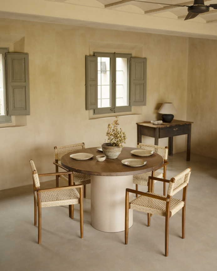 Mesa de comedor redonda de madera maciza tono roble oscuro y patas de microcemento en tono tierra de varias medidas