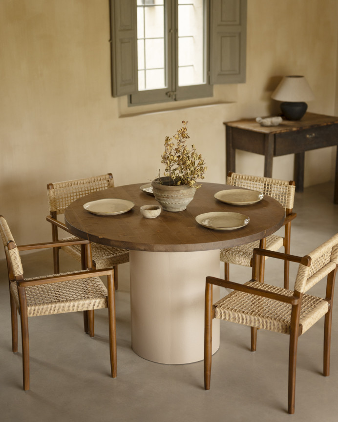 Mesa de comedor redonda de madera maciza tono roble oscuro y patas de microcemento en tono tierra de varias medidas