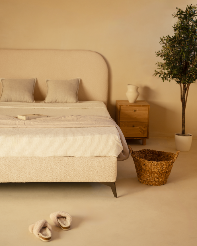 Cama tapizada de boculé beige para colchón de varias medidas