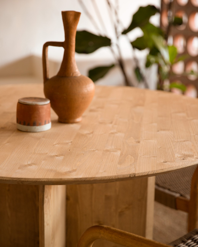 Mesa de comedor redonda de madera maciza en tono roble medio de 110cm