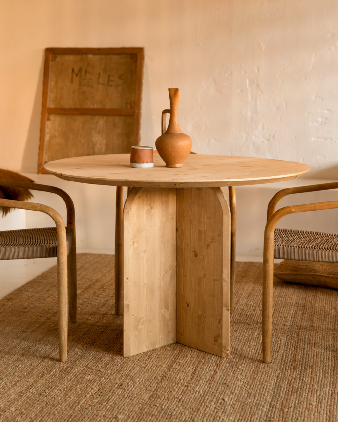 Mesa de comedor redonda de madera maciza en tono roble medio de 110cm