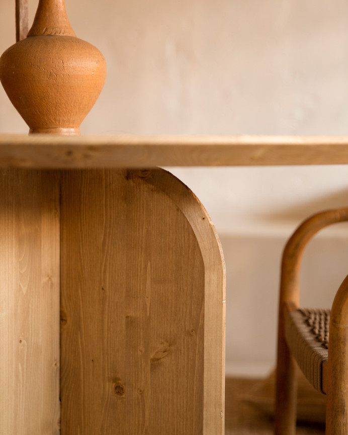 Mesa de comedor redonda de madera maciza en tono roble medio de 110cm