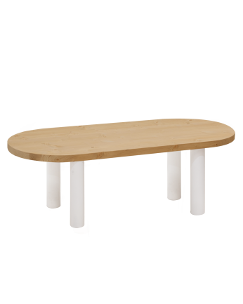 Mesa de centro ovalada de madera maciza sobre en tono roble medio y patas tono blanco de 40x120cm