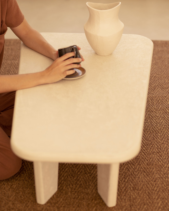 Mesa de centro de microcemento con tres patas tono blanco roto de 100cm