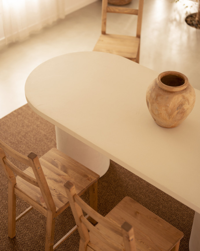 Mesa de comedor ovalada de microcemento en tono blanco roto de varias medidas