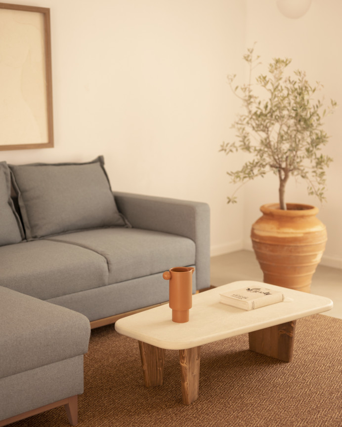 Mesa de centro de microcemento con tres patas de madera tono roble oscuro de 100cm