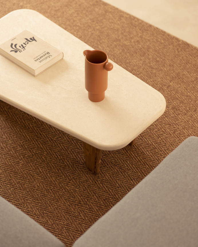 Mesa de centro de microcemento con tres patas de madera tono roble oscuro de 100cm