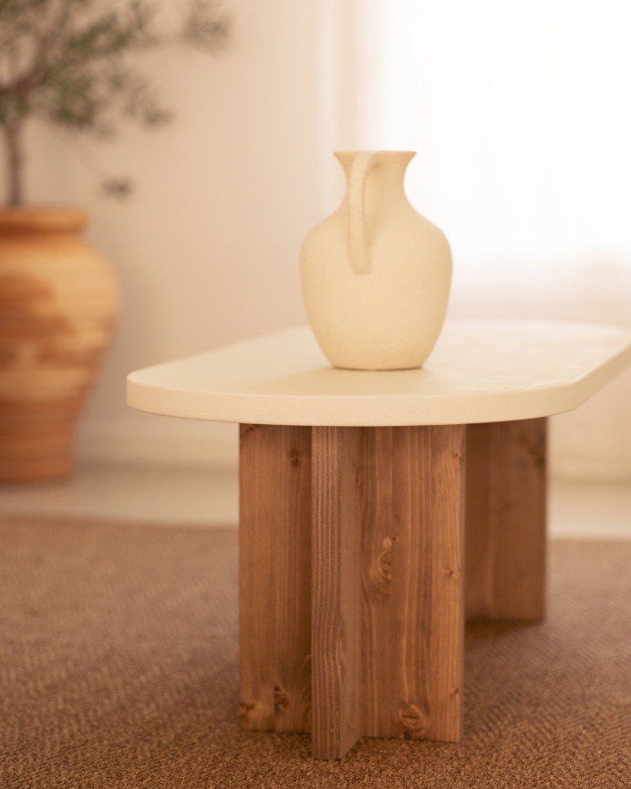 Mesa de centro de microcemento en tono blanco roto con patas de madera tono roble oscuro de 120x40cm