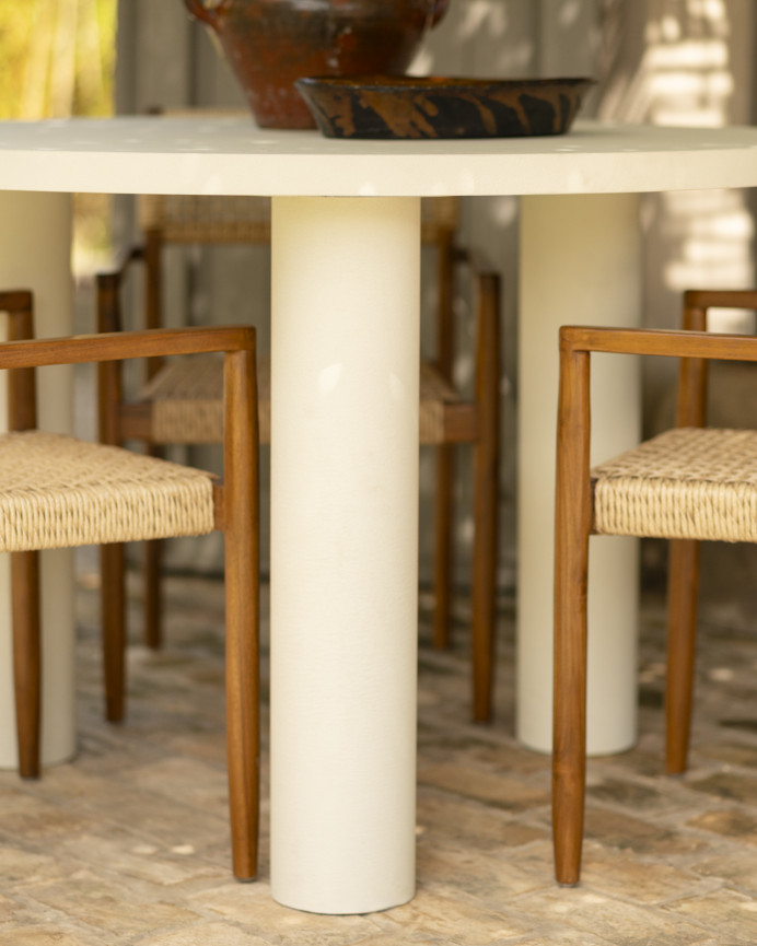 Mesa de comedor redonda de microcemento en tono blanco roto de varias medidas