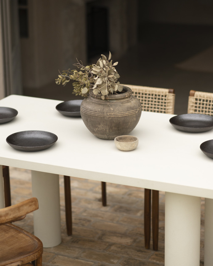 Mesa de comedor rectangular de microcemento en tono blanco roto de varias medidas