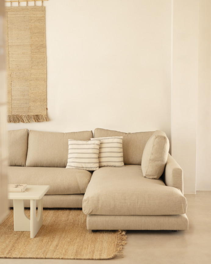 Sofá con chaise longue tono beige de diferentes medidas